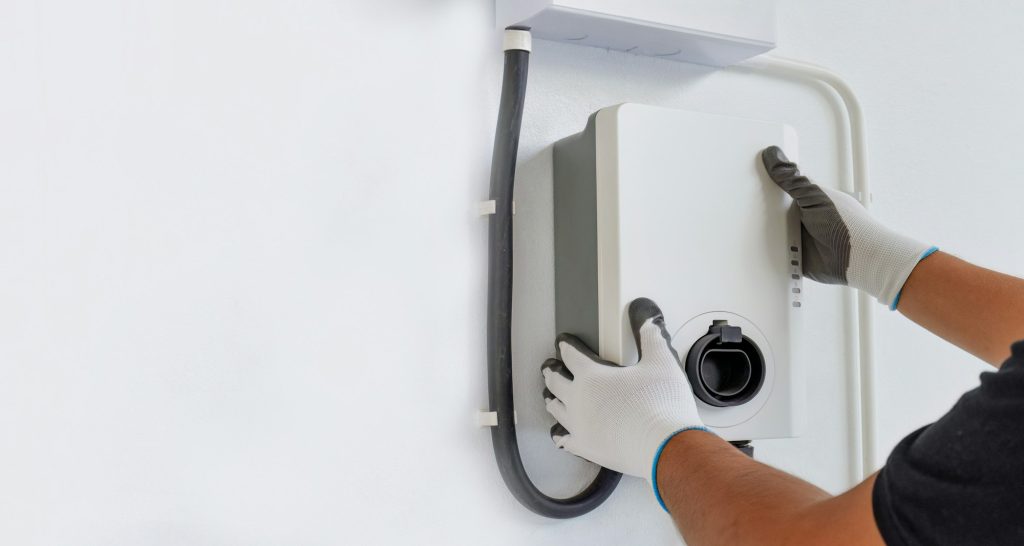 התקנת עמדת טעינה לרכב חשמלי